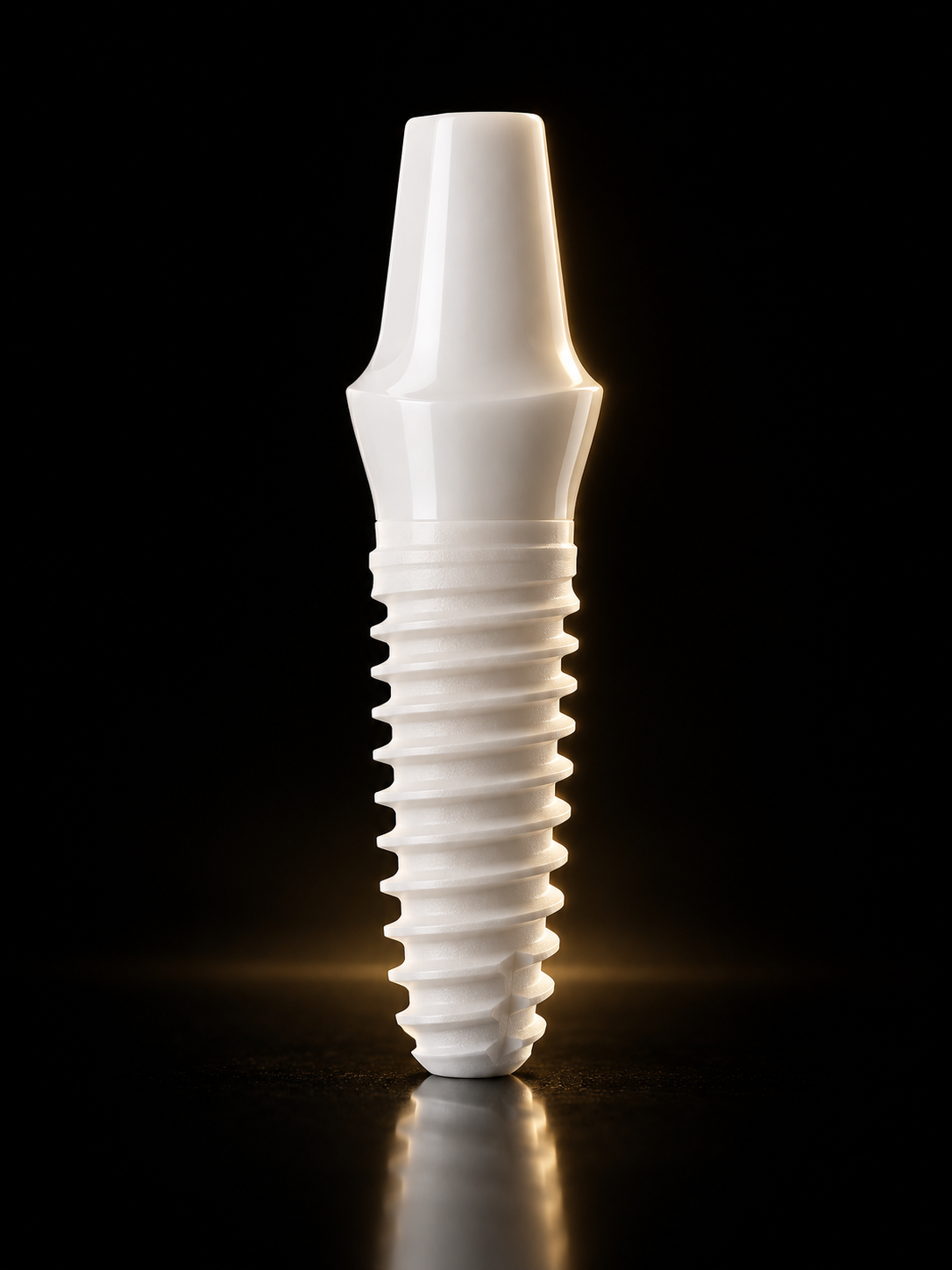 Jednoczęściowy implant cyrkonowy pokazany na czarnym tle premium, z widoczną częścią gwintowaną oraz zintegrowanym elementem protetycznym.